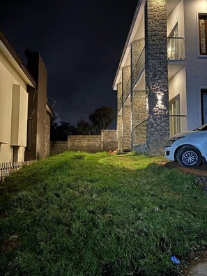 デスク、遮光カーテン、アイロン / アイロン台、WiFi (無料)