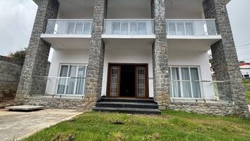 Luxury Cottage, Balcony | Front of property