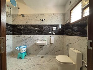 シャワー、バスアメニティ (無料)、ヘアドライヤー、タオル