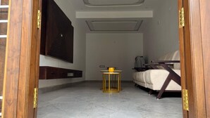 Rom – premium, 1 queensize-seng | Oppholdsområde | En 32-tommers Flatskjerm-TV med kabel-kanaler