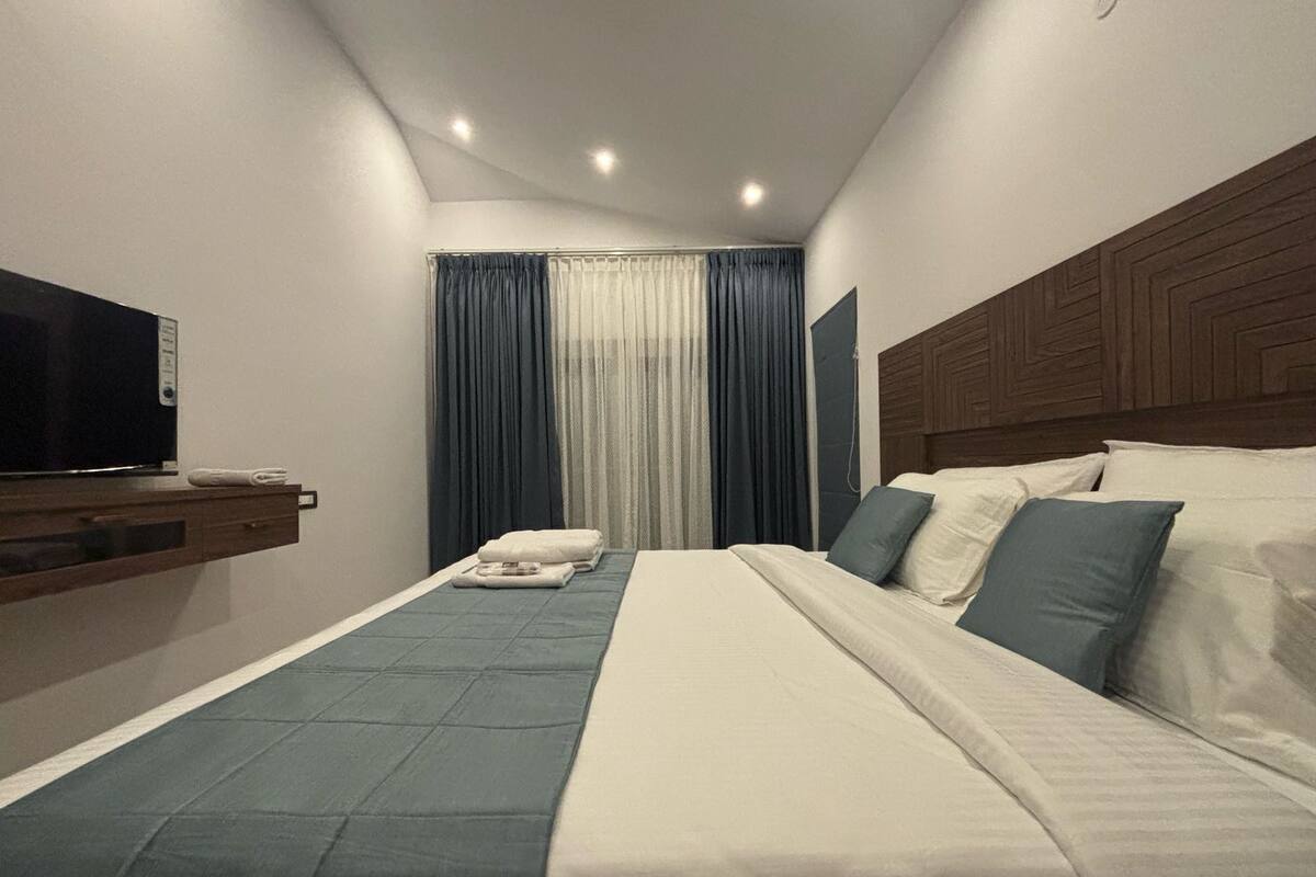 Luxury Cottage | Desk, blackout drapes, iron/ironing board, free WiFi