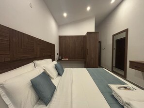 Habitación Premium, 1 cama Queen size | Ropa de cama hipoalergénica, escritorio y cortinas blackout 