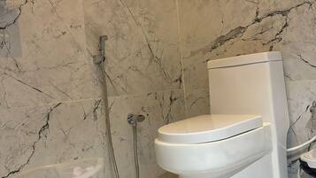 Ducha, artículos de tocador gratuitos, secador de pelo, toallas