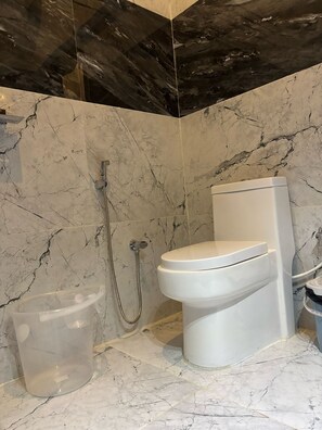 Luxury Cottage | Bathroom | Shower, free toiletries, hair dryer, towels - KODAI SQUARE (Kodaikanal)