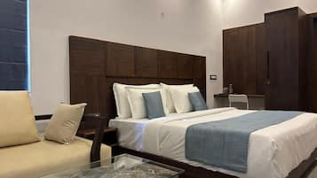 Escritorio, cortinas blackout y tabla de planchar con plancha