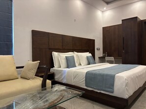 Habitación Premium, 1 cama Queen size | Ropa de cama hipoalergénica, escritorio y cortinas blackout 