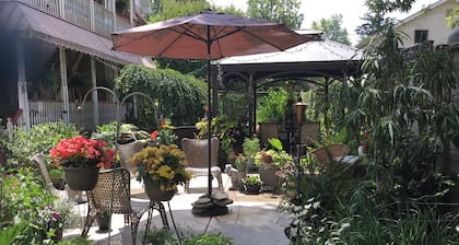 1st Floor Cozy flat and beautiful gardens