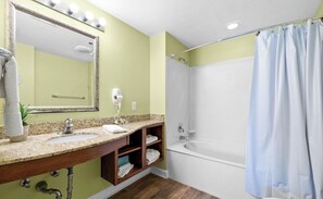 Haartrockner, Handtücher, Seife, Toilettenpapier