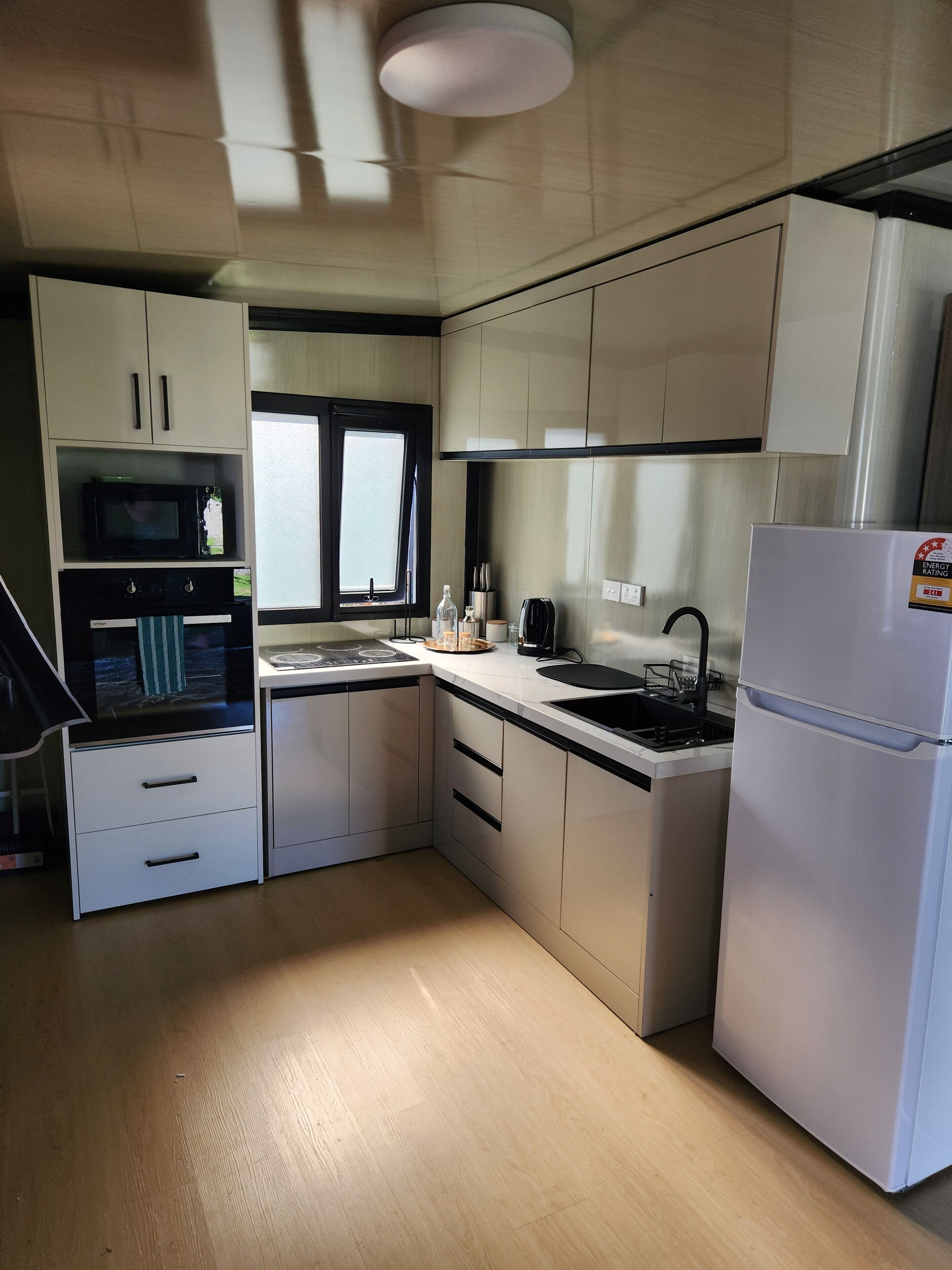 Refrigerador, microondas, horno, placa de cocina