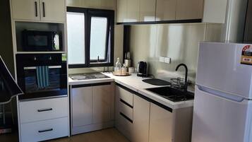 Refrigerador, microondas, horno, placa de cocina