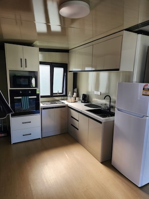 ثلاجة، ميكروويف، فرن، موقد طهي مسطح