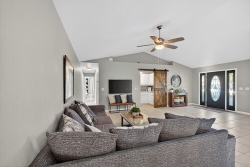 4BR Mango Tree House. Private Pool. Minutes to New Smyrna Beach & Dinning