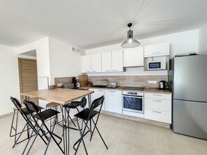 Kühlschrank, Mikrowelle, Ofen, Geschirrspüler