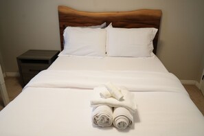 5 bedrooms, iron/ironing board, free WiFi, bed sheets - Luxury 5BR Home w/ Spa Bath (Burlington)