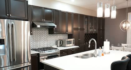 Luxury 5BR Home w/ Spa Bath