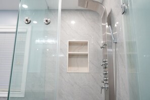 Hair dryer, towels, soap, shampoo - Luxury 5BR Home w/ Spa Bath (Burlington)