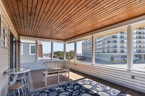 Outdoor dining - Pet Friendly Steps to the Beach and Boardwalk Downtown Rehoboth Beach (Rehoboth Beach)