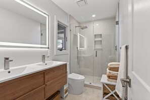 Shower - Pet Friendly Steps to the Beach and Boardwalk Downtown Rehoboth Beach (Rehoboth Beach)