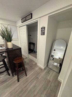 Interior - Private, Cozy, Clean apartment in lovely Hyde Park (Hyde Park)