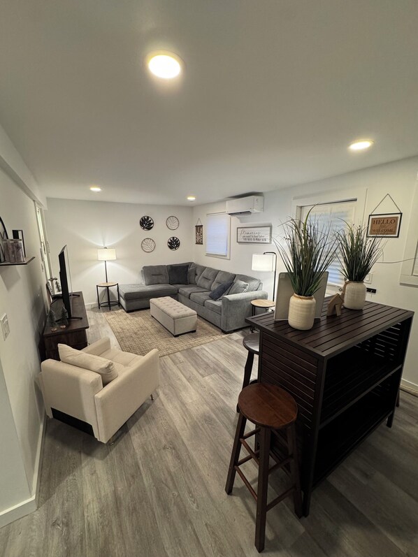 Living area - Private, Cozy, Clean apartment in lovely Hyde Park (Hyde Park)