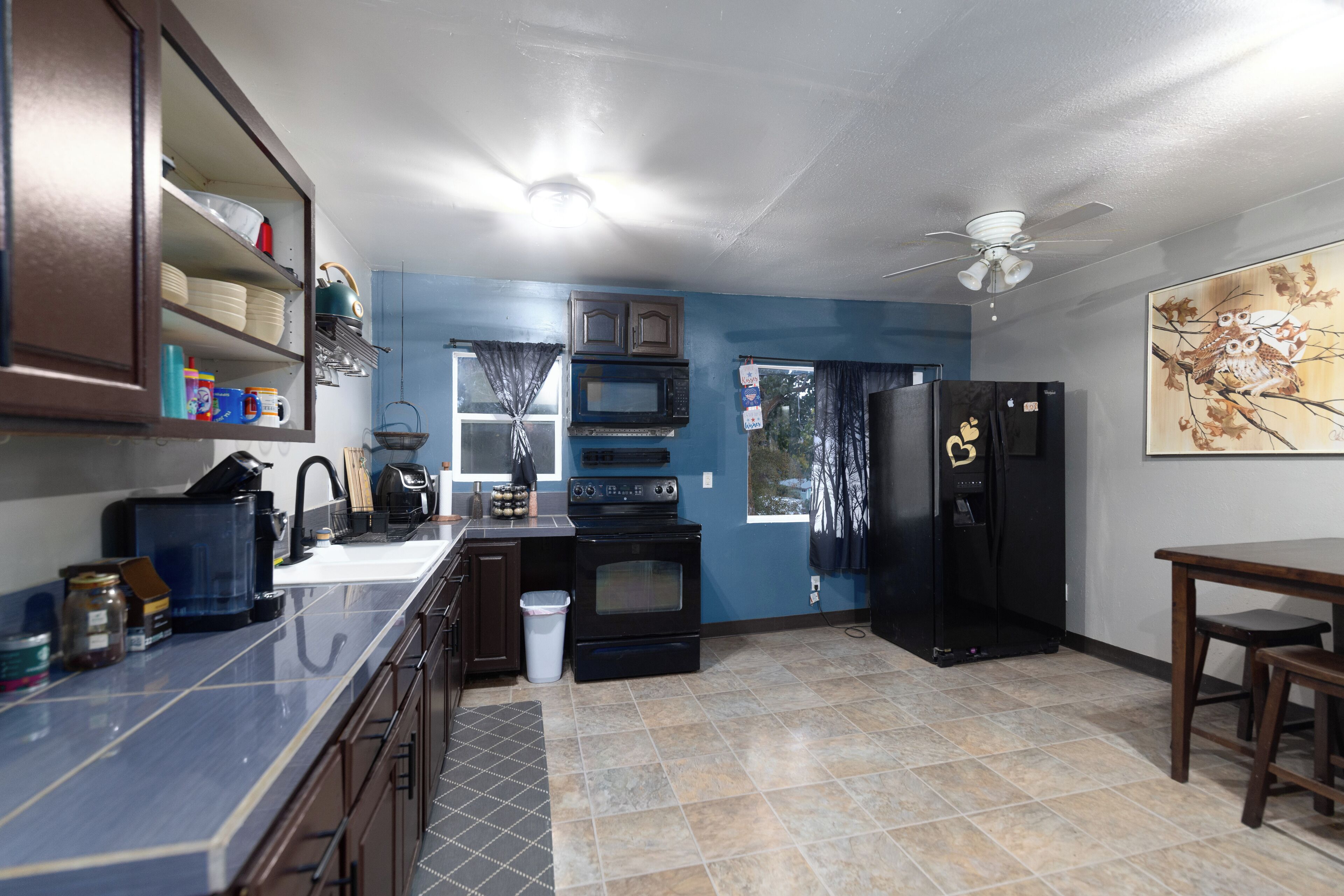 Kjøleskap, mikrobølgeovn, ovn og kokeplater