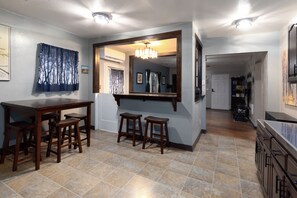 Dining - Tilty House in the Hidden Hills (Klamath Falls)