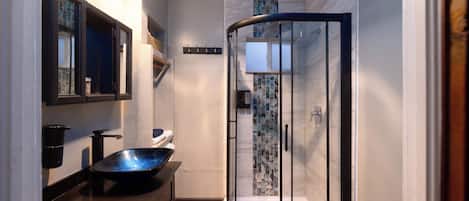 Regadera, toallas, jabón, papel de baño