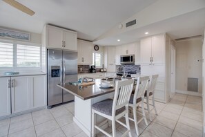 Fridge, microwave, oven, stovetop - Updated Canal Home with Dock for 25' Boat, Sandbar Access & Backcountry Fishing (Big Pine Key)