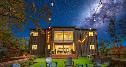 Blue Ridge Mountain Retreat, Panoramic Views, Game Room, and Hot Tub!