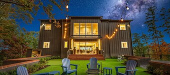 Blue Ridge Mountain Retreat, Panoramic Views, Game Room, and Hot Tub!