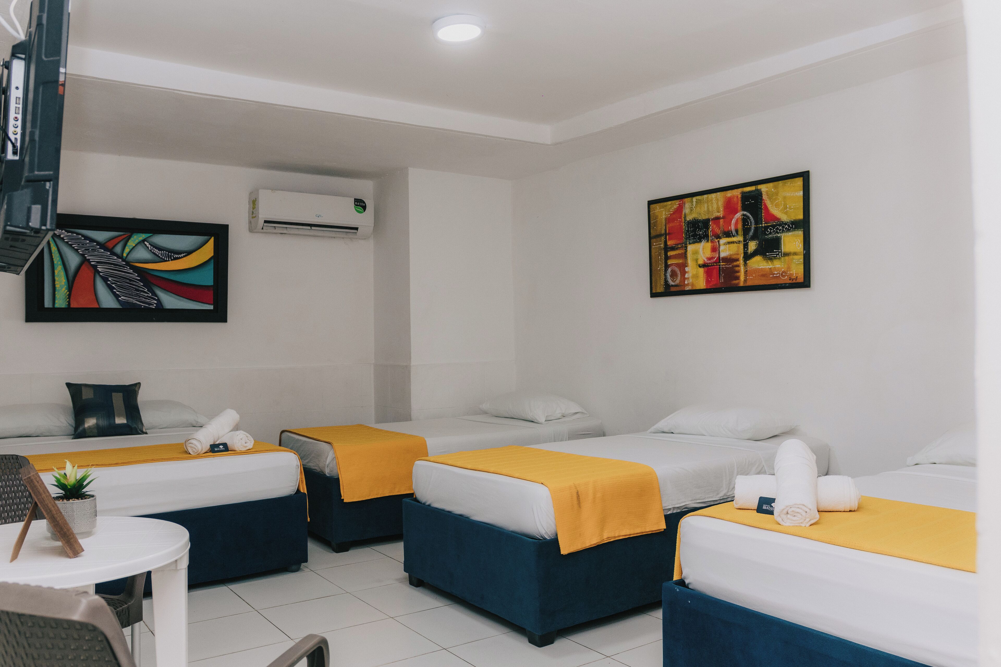 Quarto quádruplo standard | Escrivaninha, Wi-Fi de cortesia, roupa de cama