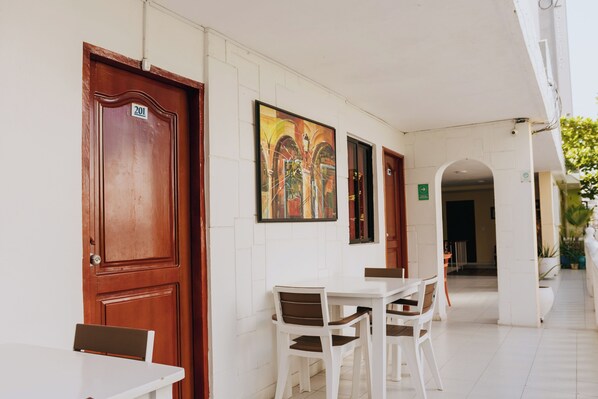 Standard Double or Twin Room | Outdoor dining - Hotel Ibatama (Cartagena de Indias)