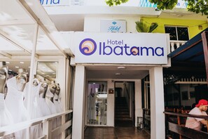 En hotelindgang med et skilt, der siger "Hotel Ibatama".