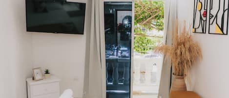 Escritorio, wifi gratis y ropa de cama