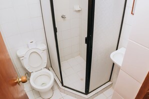 Standard Double or Twin Room | Bathroom | Shower, towels, soap, toilet paper - Hotel Ibatama (Cartagena de Indias)