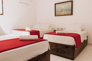 Desk, free WiFi - Hotel Ibatama (Cartagena de Indias)