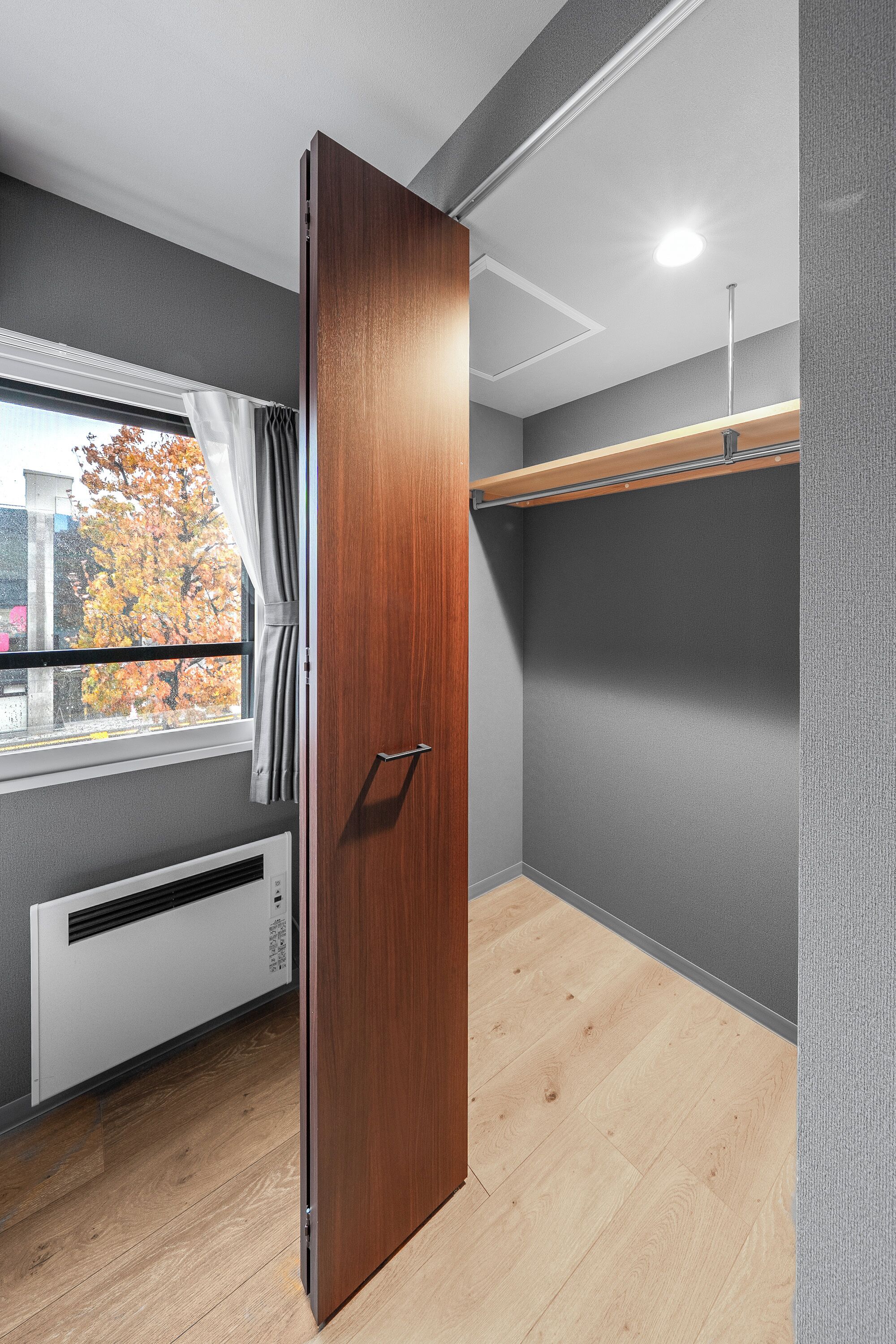 Een strijkplank/strijkijzer, gratis wifi, beddengoed