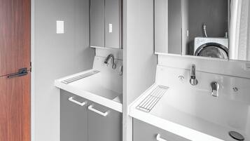 Combined shower/bathtub, free toiletries, hair dryer, bidet