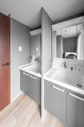 Combined shower/tub, free toiletries, hair dryer, bidet - GRACE301 (Sapporo)