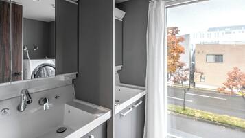 Kombinasi shower/bathtub dan perlengkapan mandi gratis