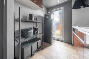 Réfrigérateur, micro-ondes, plaque de cuisson