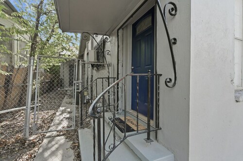 Bright 2BR Duplex Mins to Downtown San Antonio