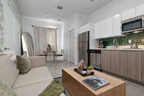 TV - Walk to Wynwood Walls - Rooftop Pool - New Condo (Miami)