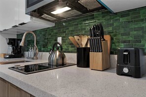 Een koelkast, een magnetron, een kookplaat, een vaatwasser