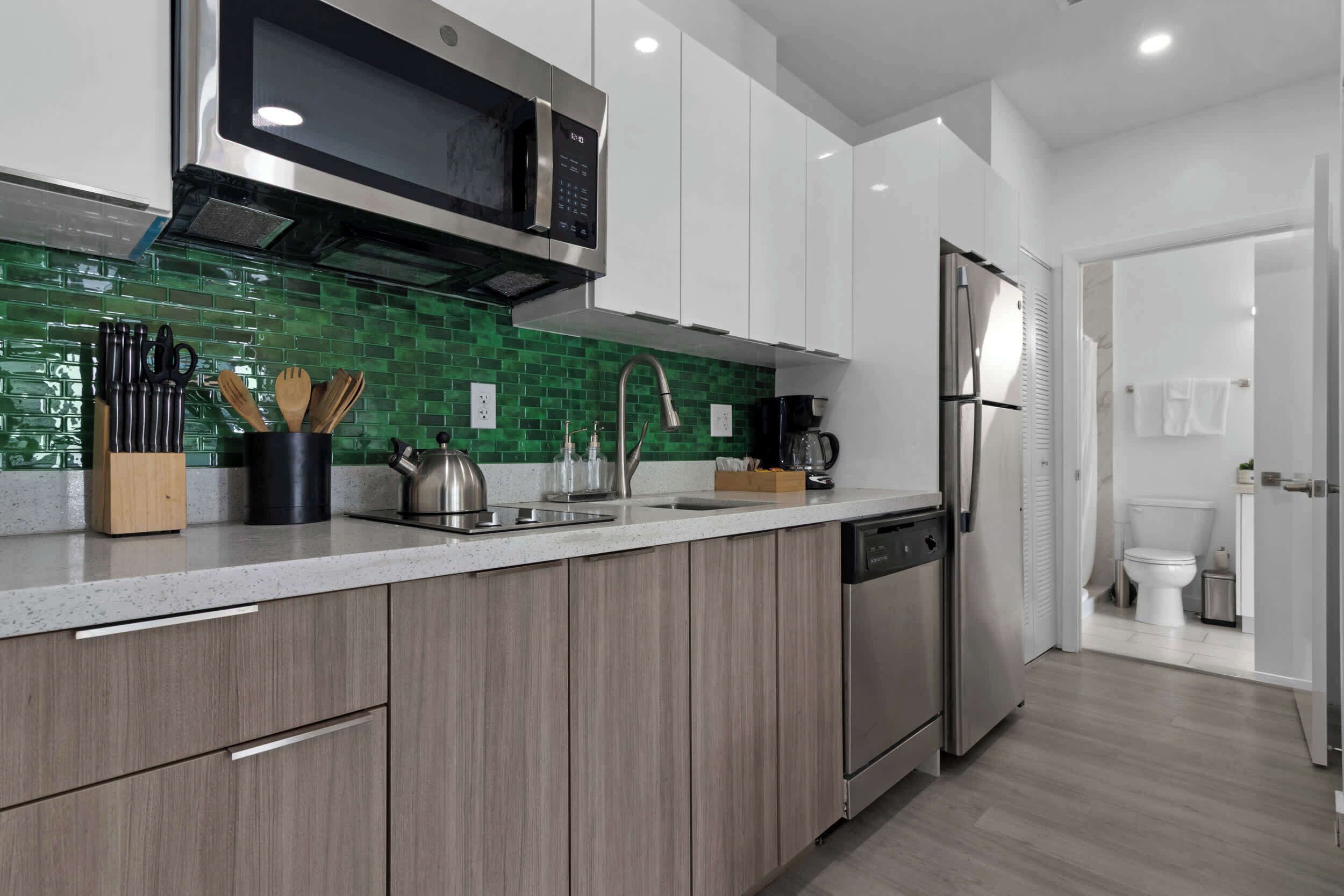 Refrigerador, microondas, parrilla de estufa y lavavajillas 