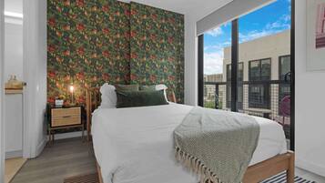 Een strijkplank/strijkijzer, reisbedje, wifi, beddengoed