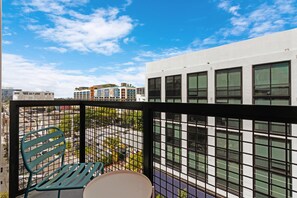 Property grounds - Heart of Wynwood - Rooftop Pool - Balcony - New 1BD (Miami)