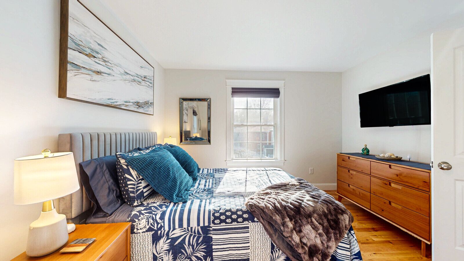 Escritorio, tabla de planchar con plancha, wifi y ropa de cama 