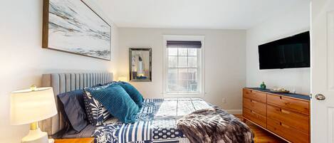 Escritorio, tabla de planchar con plancha, wifi y ropa de cama