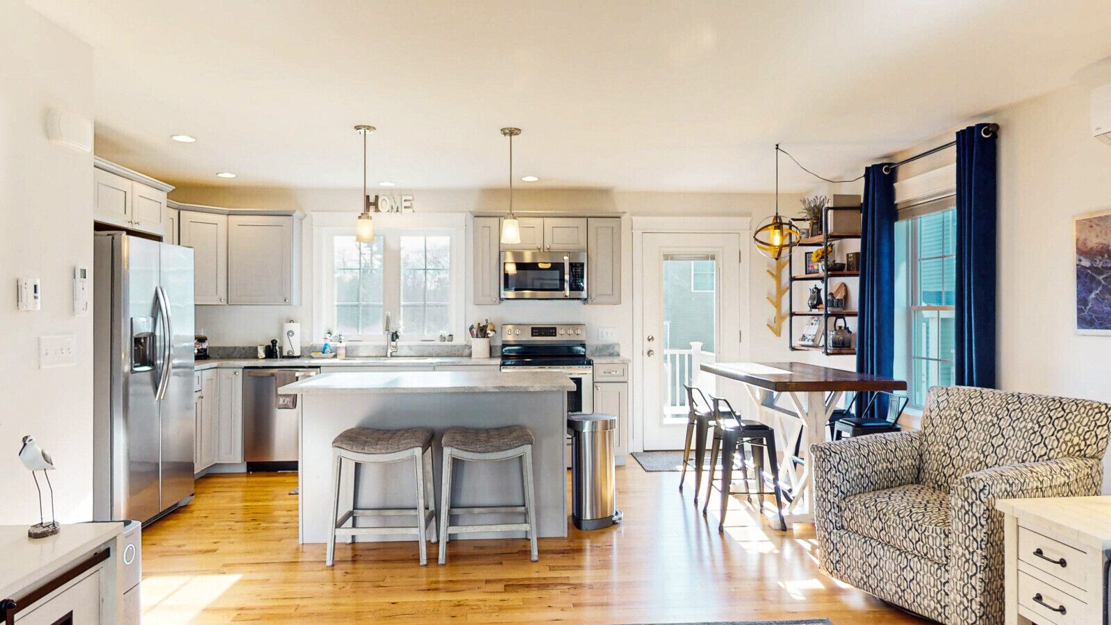 冷蔵庫、電子レンジ、オーブン、コンロ